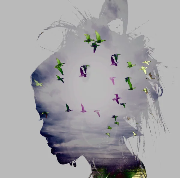 Femmes tête et oiseaux volant, double exposition, fond de liberté et de liberté. La beauté est un cadeau de la nature , — Photo