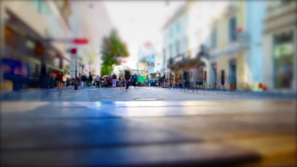 Personnes marchant dans la rue animée, heure de pointe et journée shopping, grand cerowd de personnes marchant dans le centre de la ville — Video