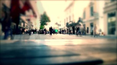 İnsanlar meşgul sokak, Bitirim İkili ve alışveriş günü, şehir şehir içinde merkezine yürüyüş insanların büyük cerowd