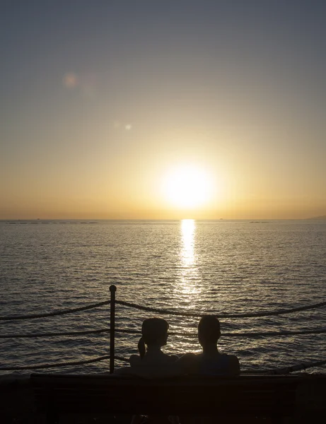 Paar beobachtet Sonnenuntergang — Stockfoto