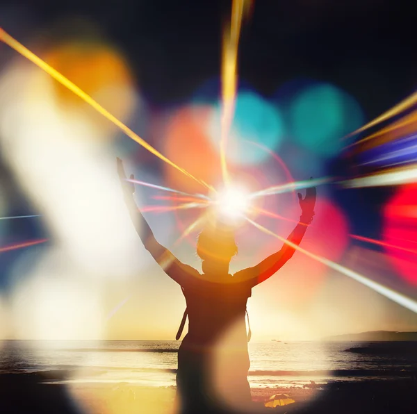 Menina jovem estendendo as mãos com alegria e inspiração de frente para o sol, saudação do sol, conceito de liberdade, liberdade e liberdade, bokeh colorido — Fotografia de Stock