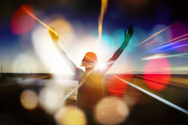 Chica joven extendiendo las manos con alegría e inspiración frente al sol, saludo al sol, concepto de libertad, libertad y libertad, bokeh colorido —  Fotos de Stock