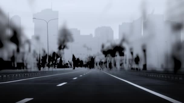 Persone che camminano sulla strada trafficata nella grande città, centrum in città con la gente fretta — Video Stock