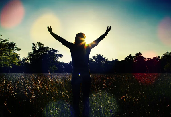 Jovem menina estendendo as mãos com alegria e inspiração de frente para o sol, mulher e liberdade — Fotografia de Stock