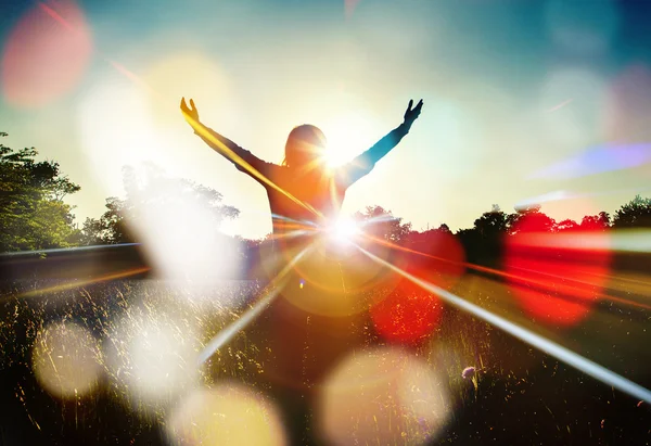 Jovem menina estendendo as mãos com alegria e inspiração de frente para o sol, mulher e liberdade — Fotografia de Stock