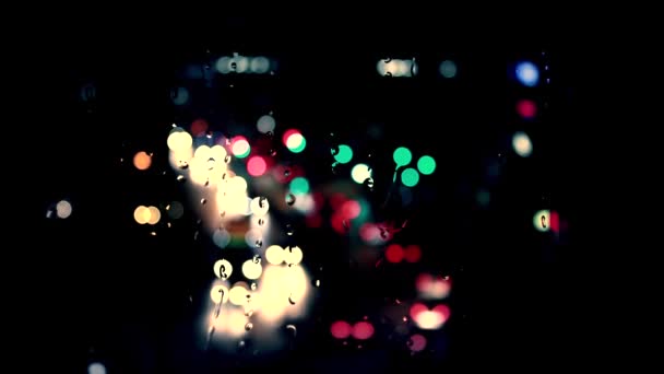 วันที่ฝนตก ฝนตกบนหน้าต่างด้วยไฟจราจร bokeh — วีดีโอสต็อก