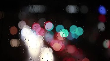 Yağmurlu günler, yağmur damlaları bokeh ampul penceresindeki 