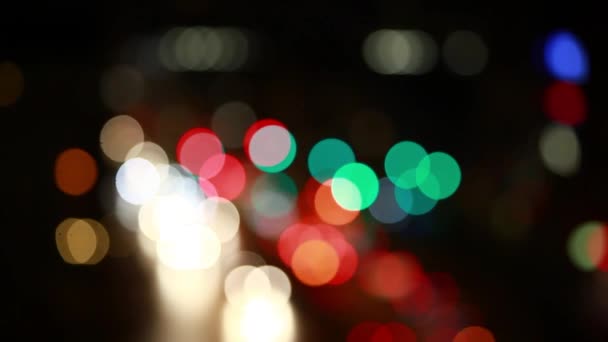 阴雨天，红绿灯散景的玻璃窗上的雨点 — 图库视频影像