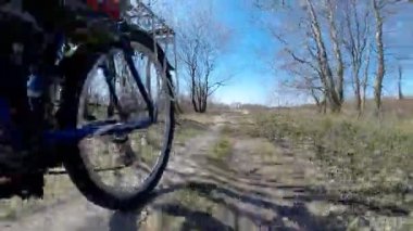 Geniş düşük açılı Pov Dity yolda bisiklet sürme sırasında bisikletçi bisiklet.