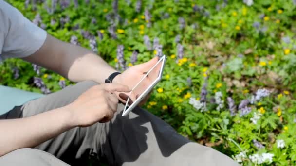 Hombre usando tableta al aire libre . — Vídeo de stock