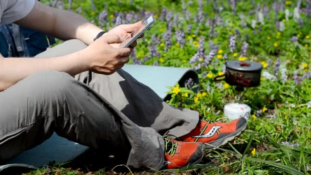 Hombre usando tableta al aire libre . — Vídeos de Stock