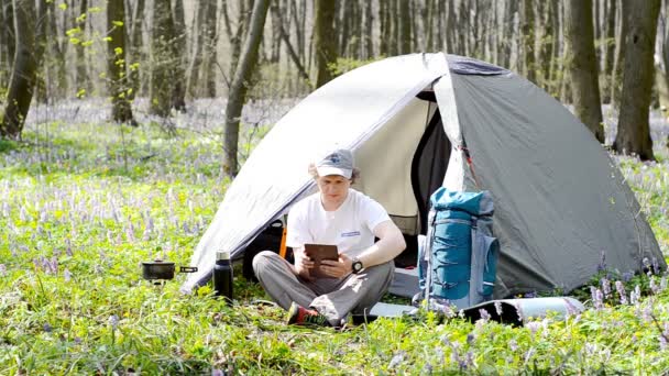 Le voyageur utilise une tablette à l'extérieur . — Video