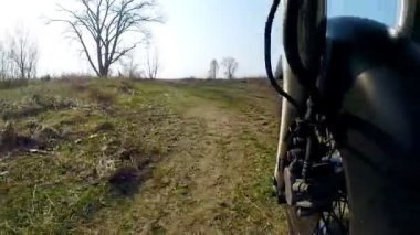 Benzersiz düşük açılı bakış açısından ise ülke yolda sürme motosiklet.