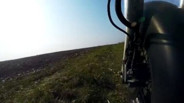 Benzersiz düşük açılı bakış açısından ise ülke yolda sürme motosiklet.