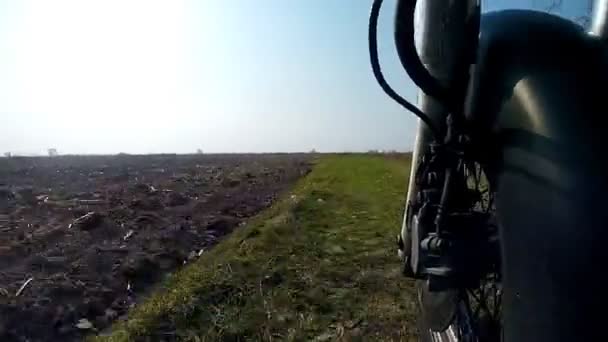 Unieke lage hoek oogpunt van de motor tijdens het rijden op de landweg. — Stockvideo