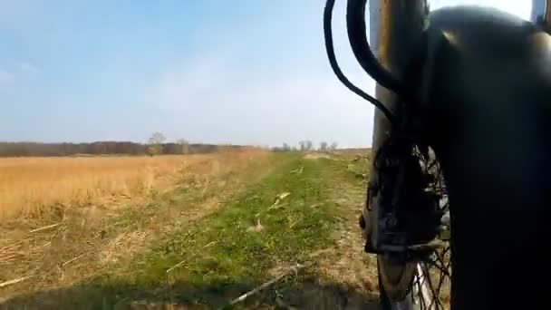 Einzigartige Sicht des Motorrads im niedrigen Winkel während der Fahrt auf der Landstraße. — Stockvideo