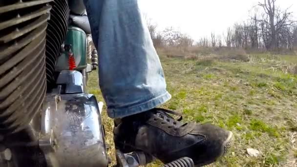 Unikt låg vinkel med tanke på motorcykel medan ridning på landsväg. — Stockvideo