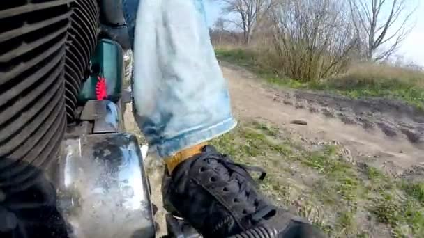 Unikt låg vinkel med tanke på motorcykel medan ridning på landsväg. — Stockvideo