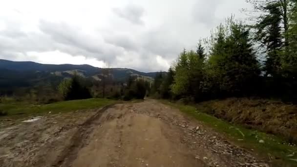 Carro dirigindo através do campo nas montanhas . — Vídeo de Stock