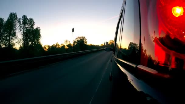 Autofahren in der Dämmerung. — Stockvideo