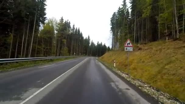 Conducir en una carretera rural de montaña . — Vídeo de stock
