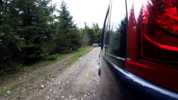 Водіння на гірській сільській дорозі. — стокове відео