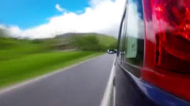 Fahren auf einer Landstraße in den Bergen. — Stockvideo