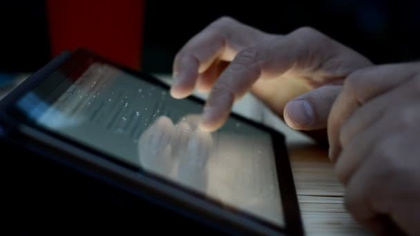 Man using digital tablet computer. — Stock Video