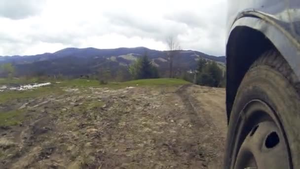 Coche conduciendo por el campo en las montañas . — Vídeo de stock