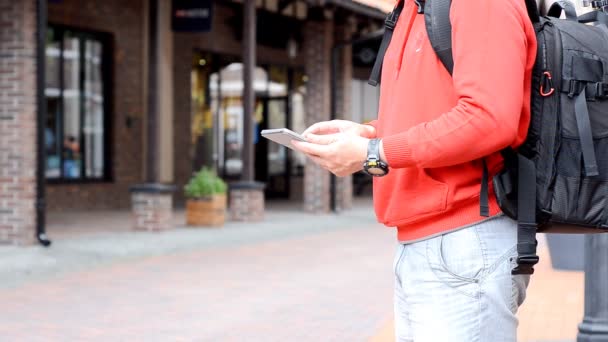 Tourist use the tablet. — Stock Video