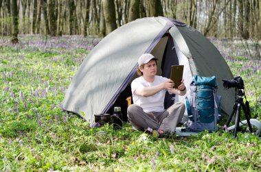 Fotoğrafçı bir tablet açık havada kullanır.