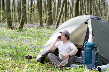 Gezgin bir smartphone açık havada kullanır.