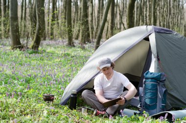 Gezgin bir tablet açık havada kullanır.