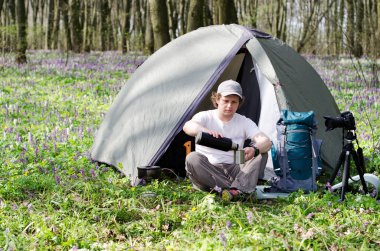Turistik bir çadır kampında çay içer.