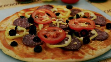 Pişirme pizza yakın çekim.