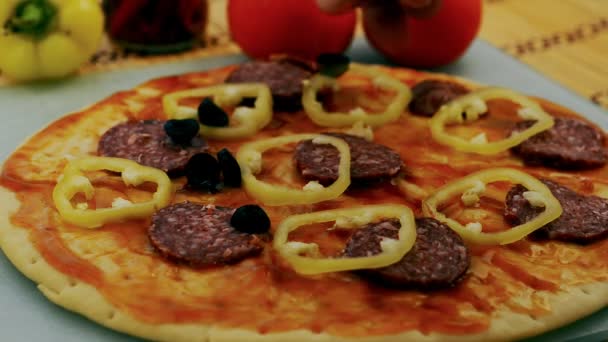 Pişirme pizza yakın çekim. — Stok video