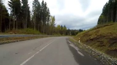 dağ kırsal bir yolda sürüş.