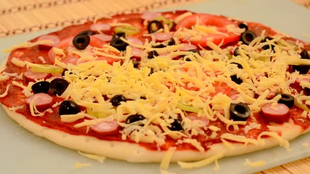 Matlagning pizza närbild. — Stockvideo