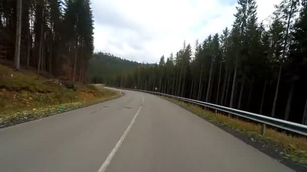 Conducir en una carretera rural de montaña . — Vídeo de stock