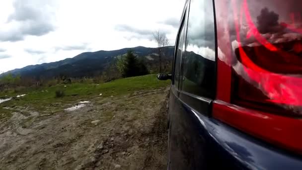 Condução em uma estrada rural de montanha . — Vídeo de Stock