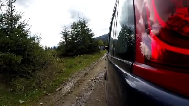 Conducir en una carretera rural de montaña . — Vídeo de stock