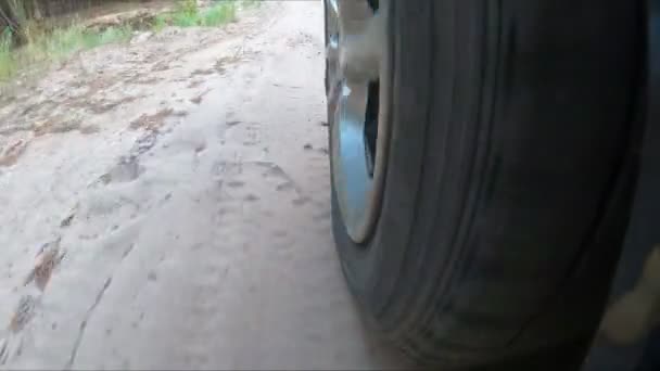 Tournage Une Voiture Conduite Hors Route Caméra Tire Roue Prenant — Video