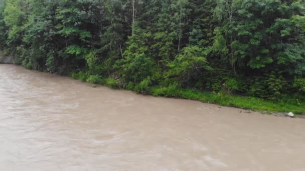Gebirgsfluss Nach Heftigen Regenfällen Das Wasser Fluss Ist Durch Erde — Stockvideo