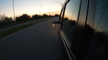 Gece araba kamerasıyla hiperhız yapmak. 4k sürümü kullanılabilir.