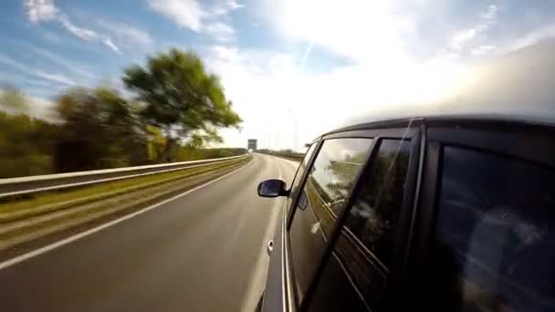 A conduzir um carro do outro lado da ponte. A câmera fica do lado de fora — Vídeo de Stock