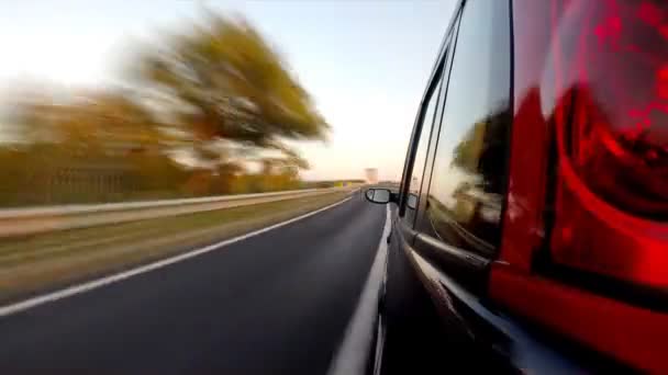 Autofahren bei Sonnenuntergang. wird die Kamera draußen gelassen. Zeitraffer. — Stockvideo