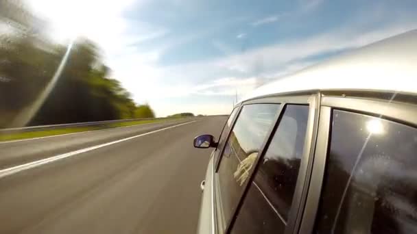 Besturen van een auto op het viaduct. De camera blijft buiten. Time-lapse. — Stockvideo