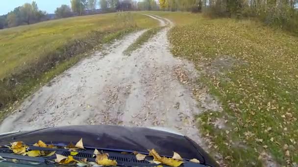 Ländlicher Geländewagen im Herbst. — Stockvideo