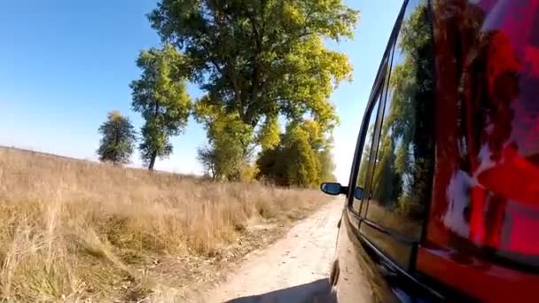 Автомобиль проезжает по сельской местности. Камера осталась снаружи. . — стоковое видео