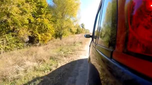 Автомобиль проезжает по сельской местности. Камера осталась снаружи. . — стоковое видео